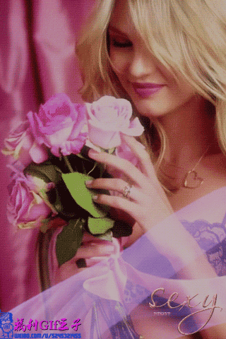 撸管专用妹子动态图：秀乳照片